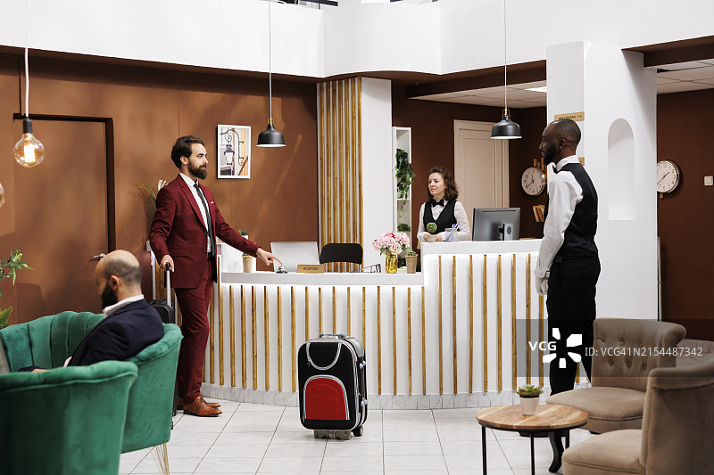 朋友在国际机场图片素材