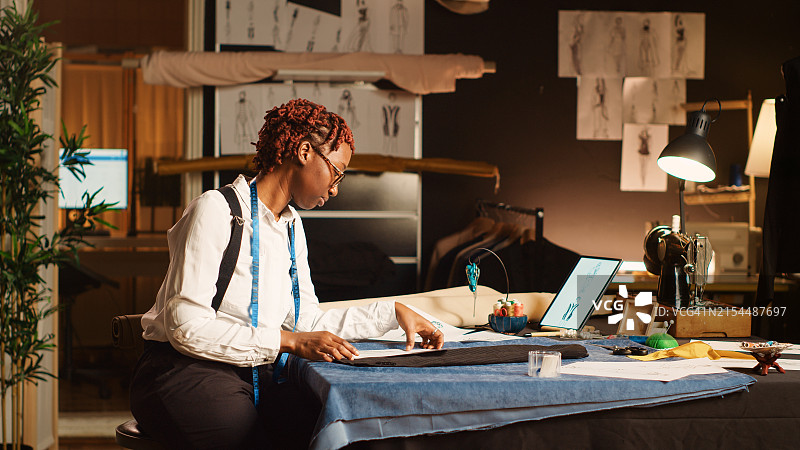 年轻时装设计师图片素材