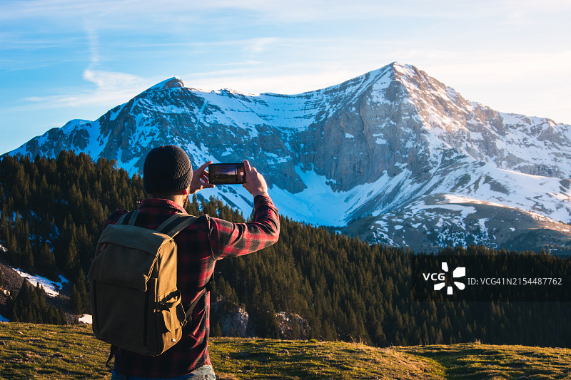 拍摄雪山的男子背影图片素材