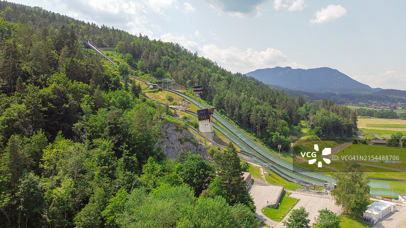树木环绕的道路高角度视图图片素材