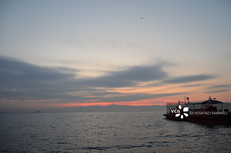 日落时大海对着天空的美景图片素材