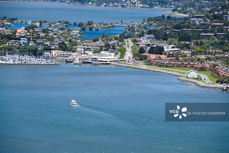 美国加利福尼亚州阿拉米达：海上的船只高角度视图图片素材