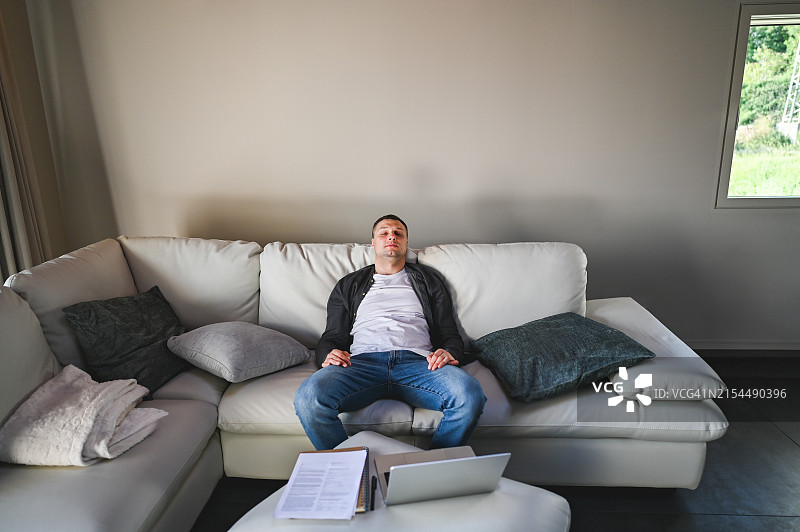 工作过度：在沙发上睡觉的人图片素材