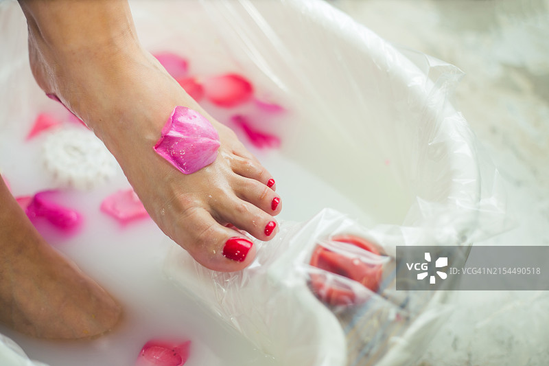 水疗沙龙中的足部按摩照片图片素材
