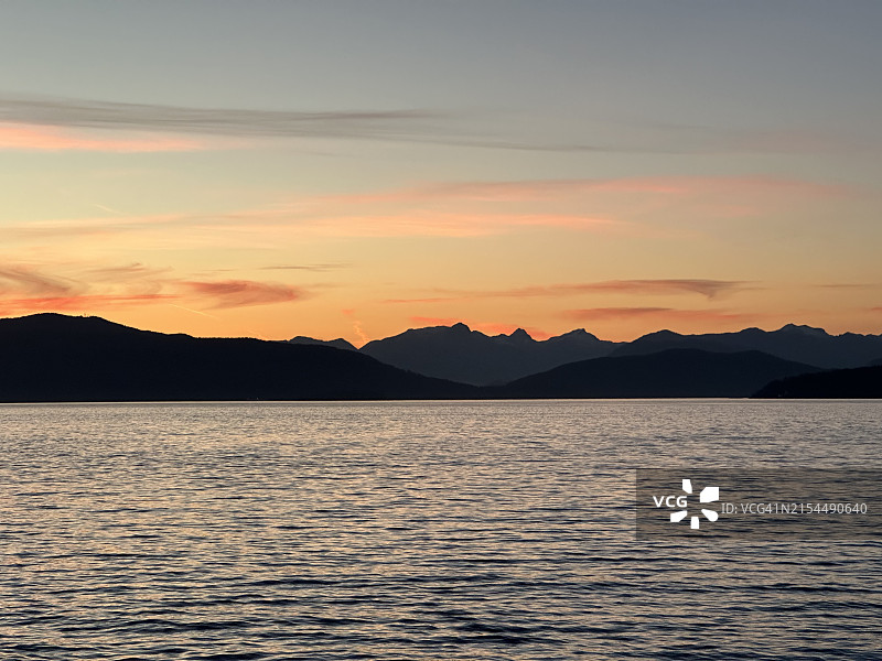 不列颠哥伦比亚大学捐赠地橙色天空下的海景图片素材