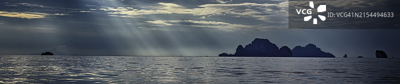 大海对着天空的全景图片素材