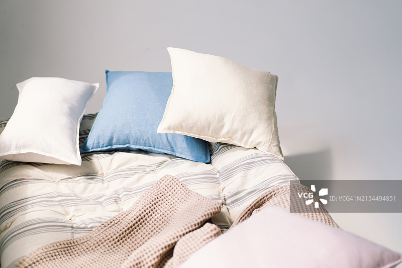 床上的枕头特写图片素材