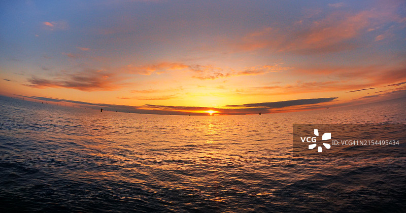 日落时大海对着天空的美景图片素材