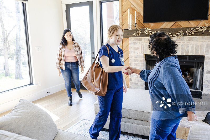 女护士迎接卧床不起的年长女病人图片素材