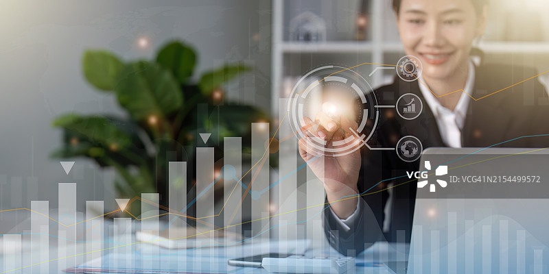 女商人在办公室工作图片素材