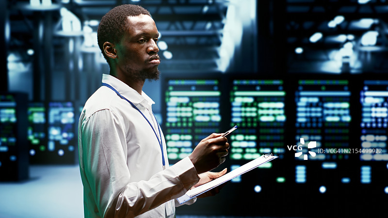 商人使用数码平板电脑图片素材