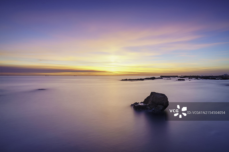 日落时大海对着天空的美景图片素材