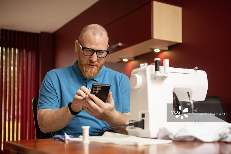 男子缝纫，作为一种艺术和手工爱好图片素材