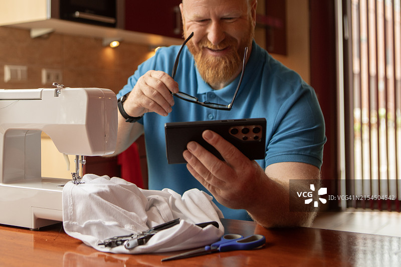 男子缝纫，作为一种艺术和手工爱好图片素材