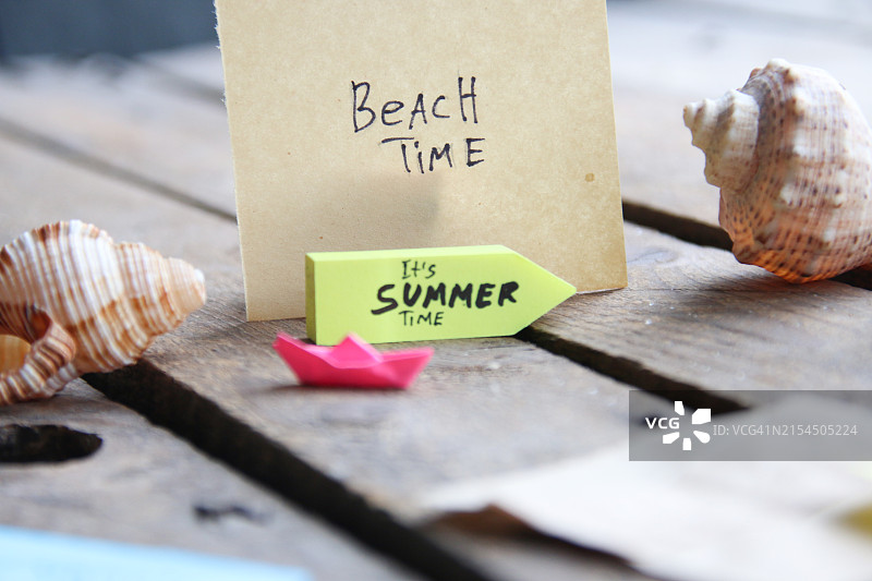 桌子上的文字特写图片素材