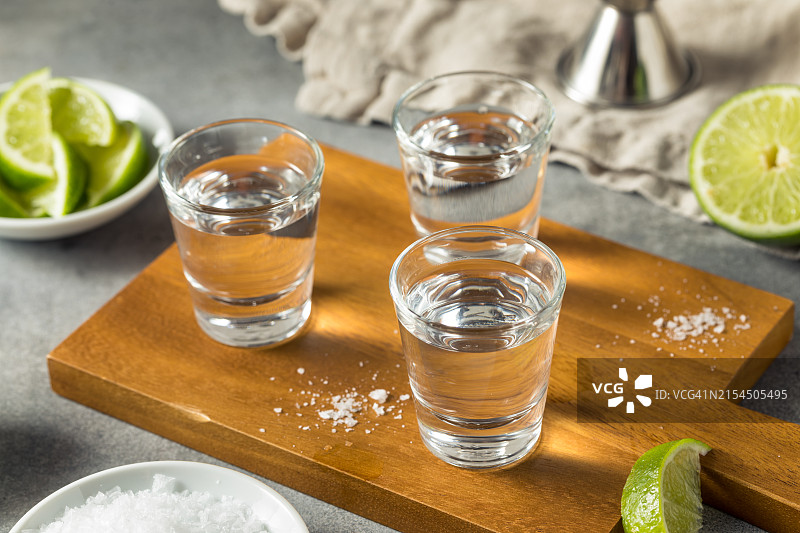 桌上的饮品特写，美国图片素材