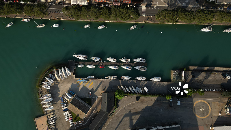 停泊在海港的船只鸟瞰图图片素材