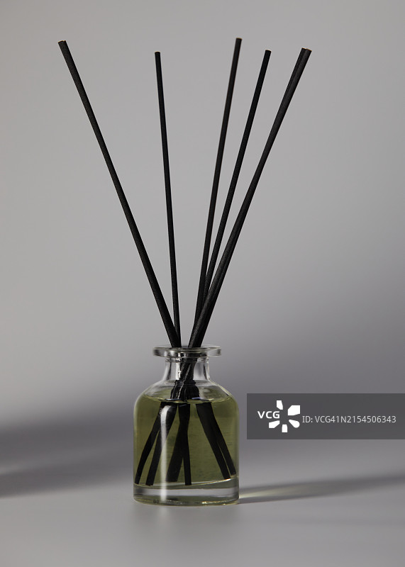 白色背景下罐子里的香薰特写图片素材