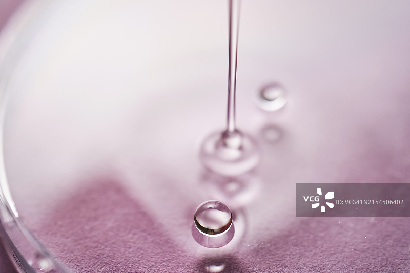玻璃上的水滴特写图片素材