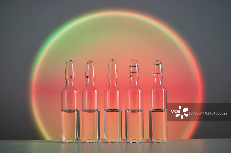 彩色背景下的瓶子特写图片素材