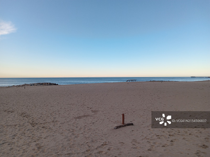 晴空映衬下的海滩美景图片素材