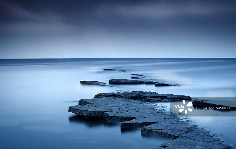 大海对着天空的美景图片素材