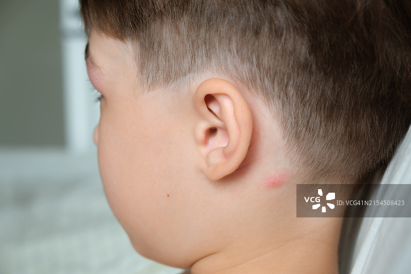 男孩闭着眼睛的特写图片素材