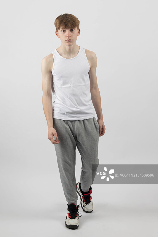 站在白色背景前的男人肖像图片素材