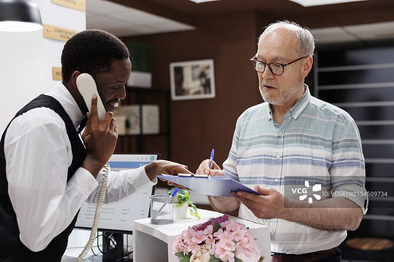 年长的男人使用手机图片素材