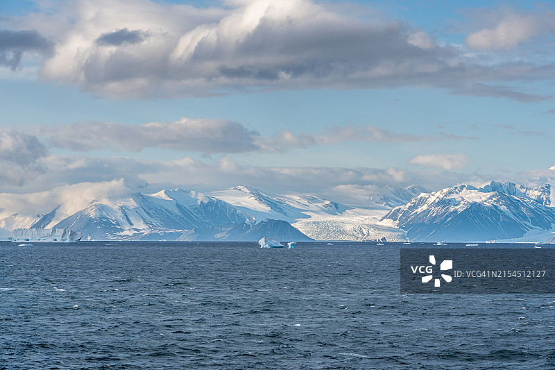 南极洲罗伯逊湾雪山海景图片素材