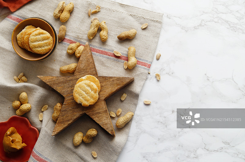 桌子上的饼干高角度视图图片素材