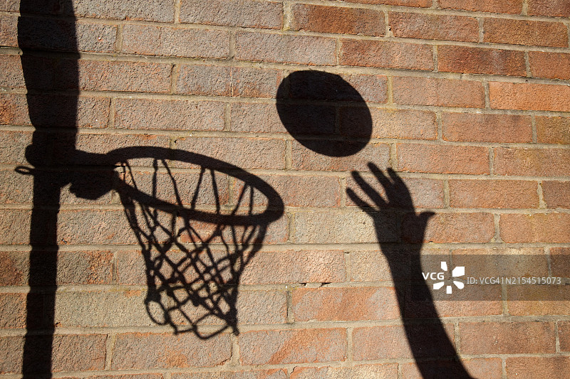 篮球框、篮球与手影图片素材