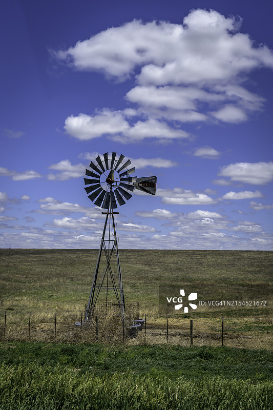 晴朗天气下大平原上的老式乡村风车图片素材