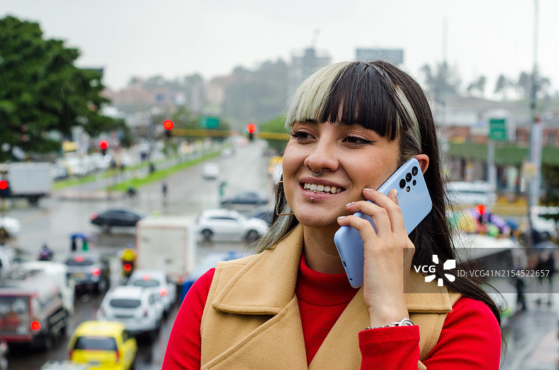 城市街头年轻染发女人玩手机图片素材