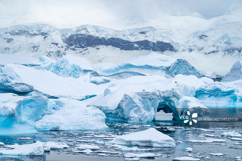 南极洲库弗维尔岛的冰山图片素材