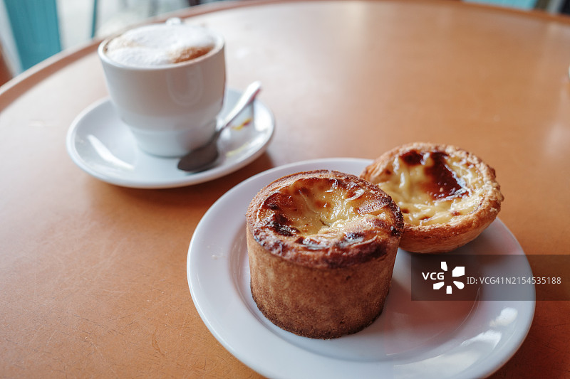 放在白色盘子里的葡萄牙蛋挞图片素材