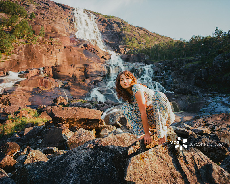 挪威Låtefossen瀑布前的女人图片素材
