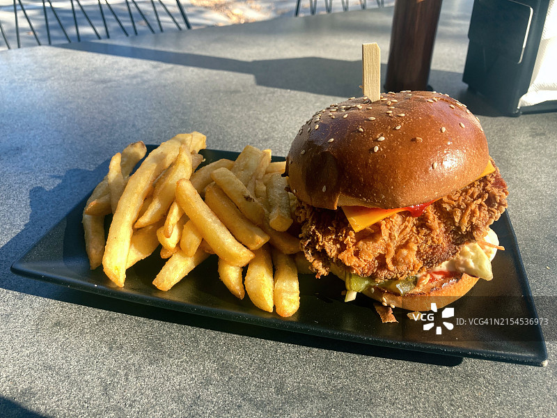 炸鸡肉汉堡配奶酪和薯条图片素材