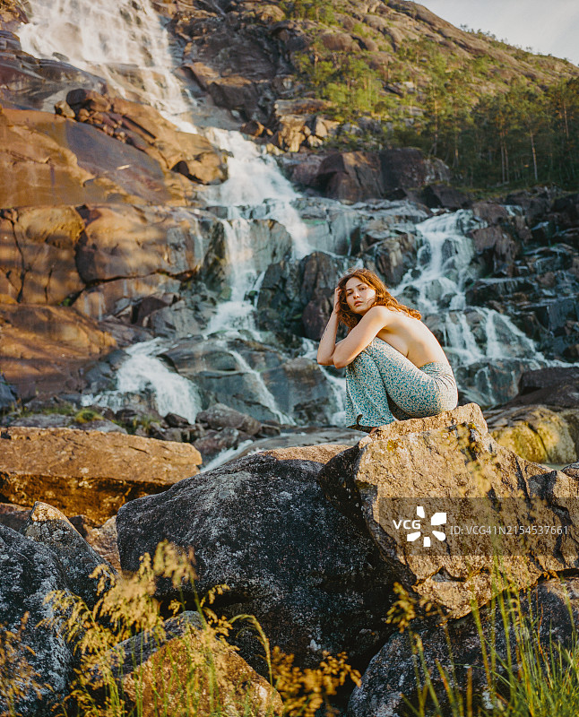 挪威Låtefossen瀑布前的女人图片素材