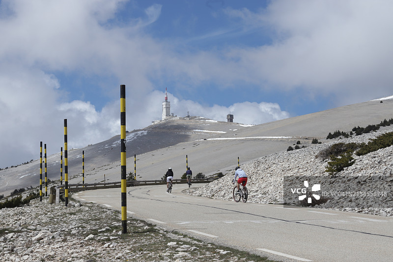 在著名的旺图山攀登终点处的偏远自行车手 - 沃克吕兹 - 普罗旺斯-阿尔卑斯-蓝色海岸 / 法国图片素材