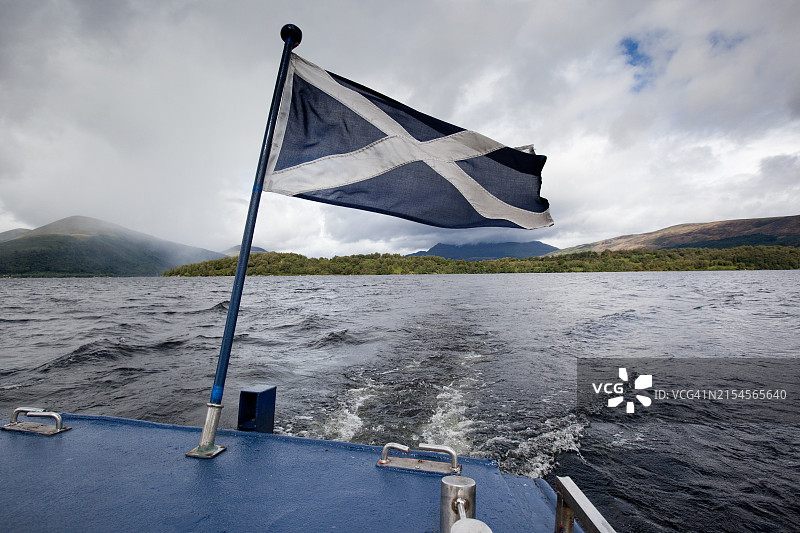 苏格兰圣安德鲁十字旗与湖中船只图片素材