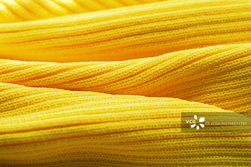 2024夏季流行色奶油黄色针织毛衣背景图片素材