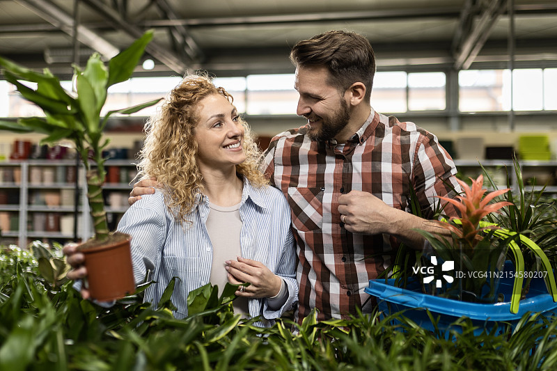 采摘植物的幸福情侣图片素材