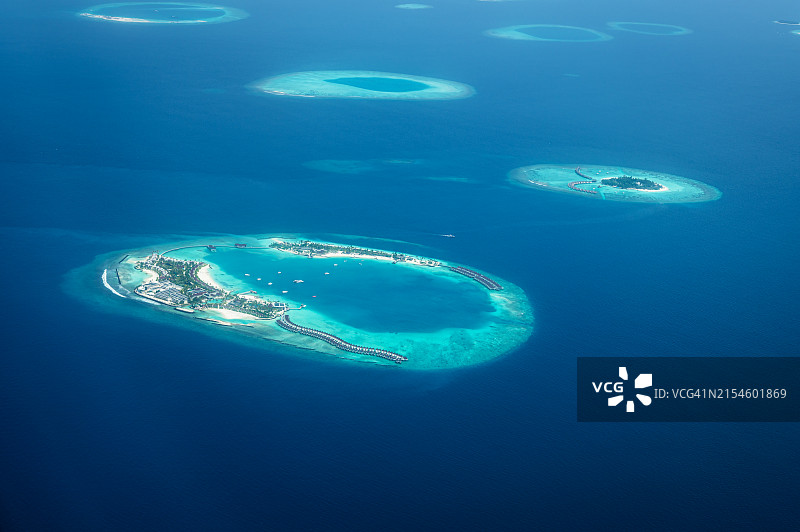 碧绿海水中热带天堂岛屿的鸟瞰图图片素材