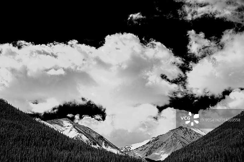 科索山和托里峰的云彩，科罗拉多州图片素材