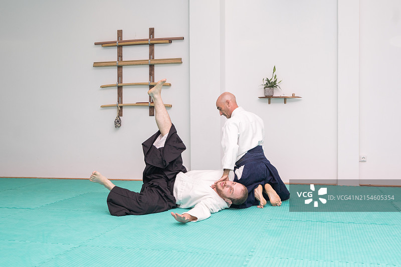 两个男人在合气道训练中格斗图片素材