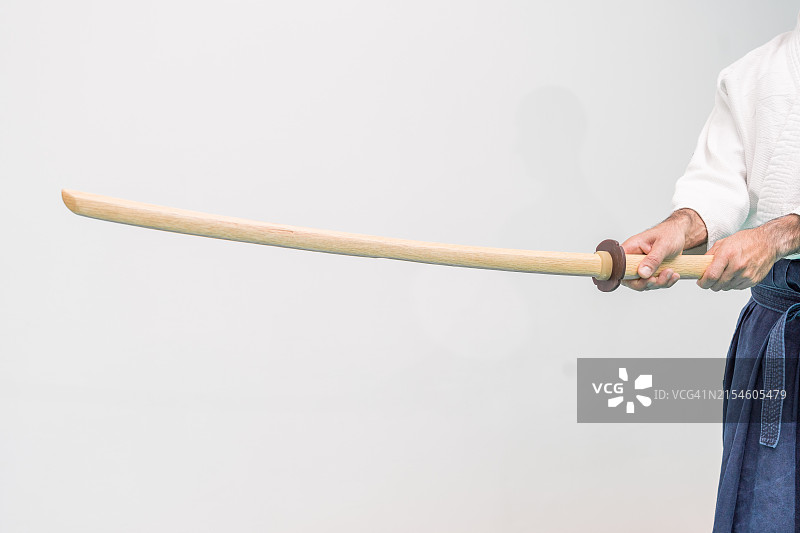 穿和服持木剑的战士图片素材