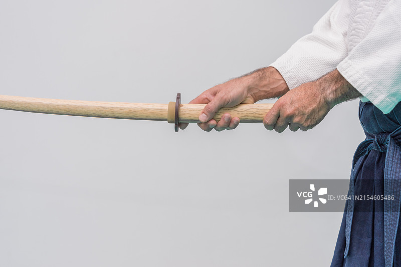 练习合气道的武者手持木剑图片素材