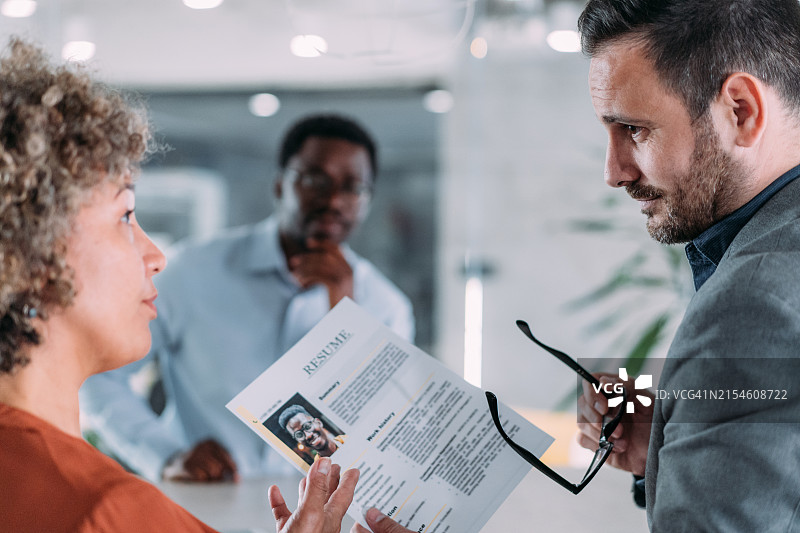 自信的男应聘者在面试中回答问题图片素材