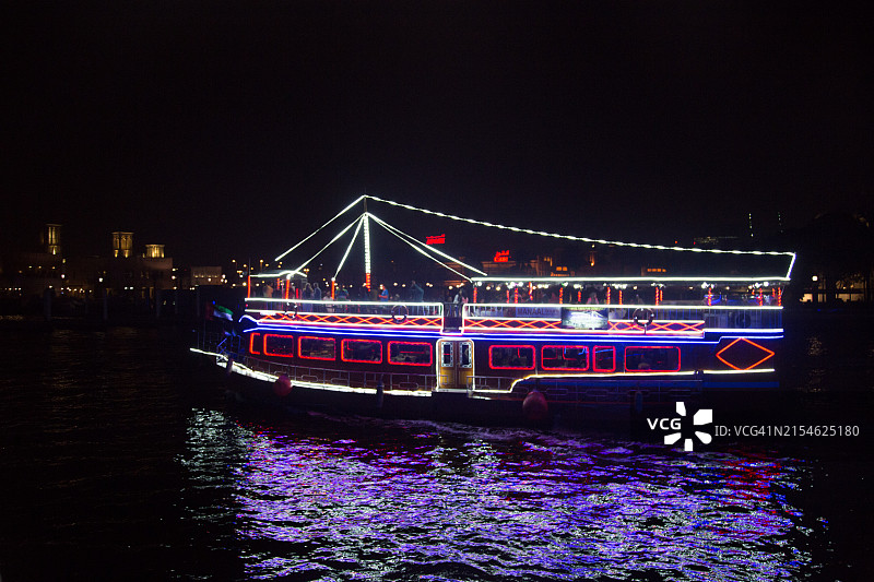 迪拜河上的船图片素材